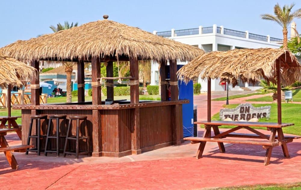 Safir Sharm Waterfalls Resort Ngoại thất bức ảnh The bar at the beach