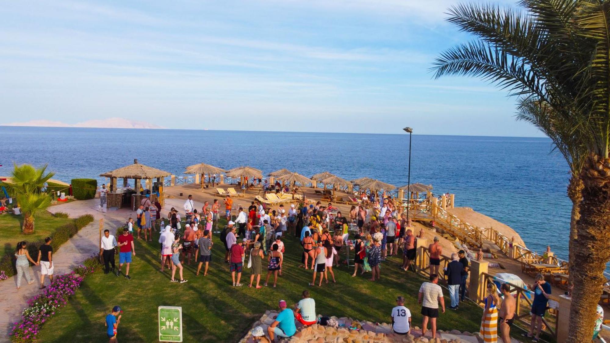 Safir Sharm Waterfalls Resort Ngoại thất bức ảnh Tourists at a beach in Sharm El Sheikh