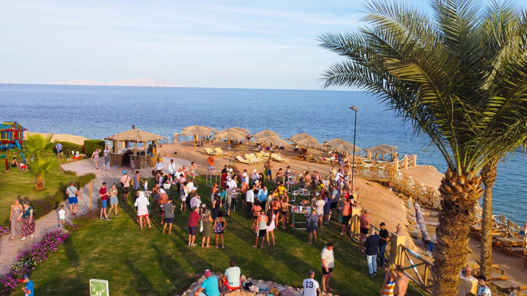 Safir Sharm Waterfalls Resort Ngoại thất bức ảnh Tourists at a beach in Sharm El Sheikh