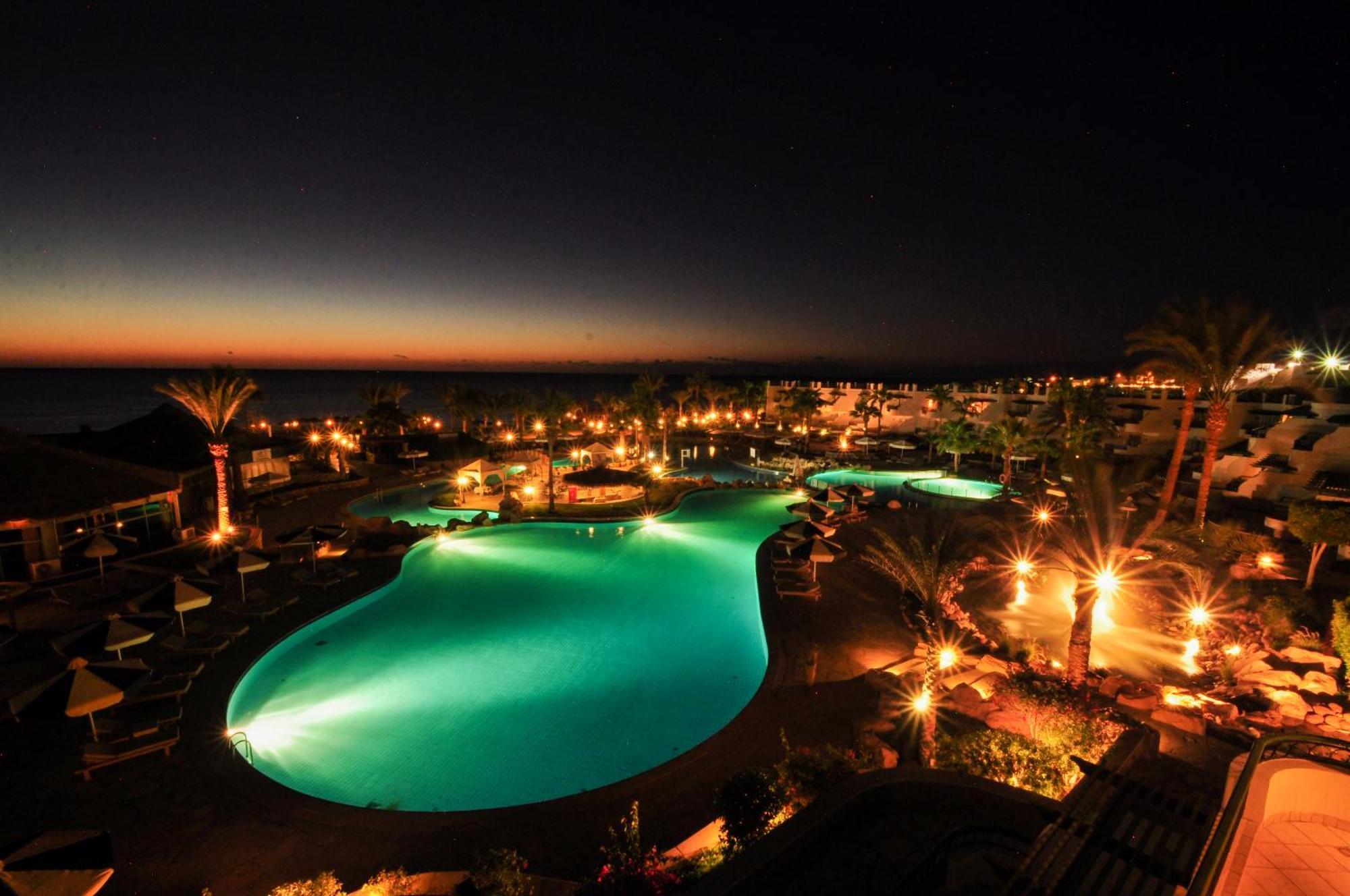 Safir Sharm Waterfalls Resort Ngoại thất bức ảnh The resort at night